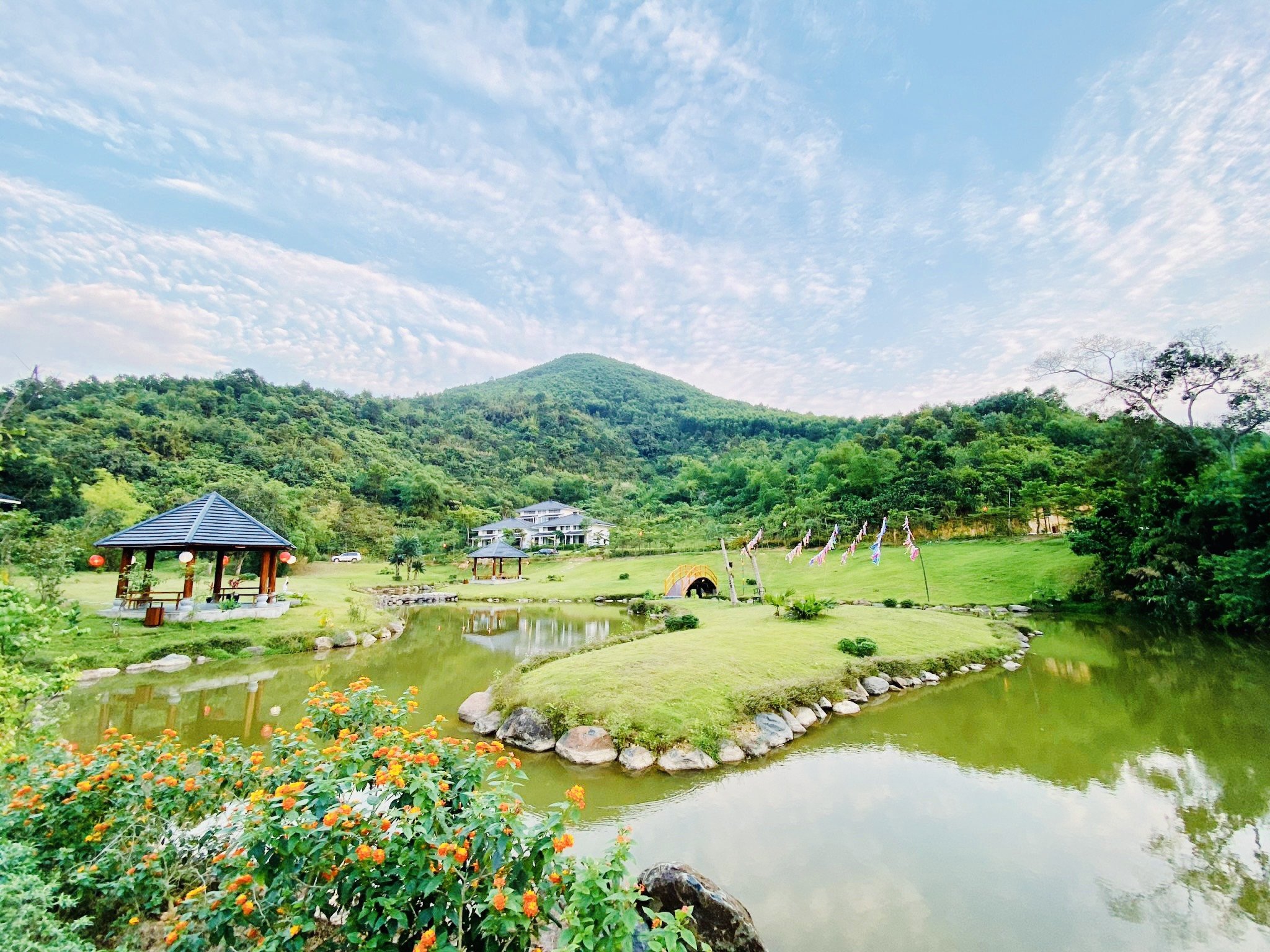 Thuê Xe Hà Nội Đi Hasu Village Hòa Bình Giá Rẻ, xe 4-45 Chỗ Chỉ Từ 500,000đ - thuexetour.vn
